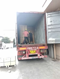 Giorno di carico: tamburi per cavi in legno pronti per la spedizione in tut...